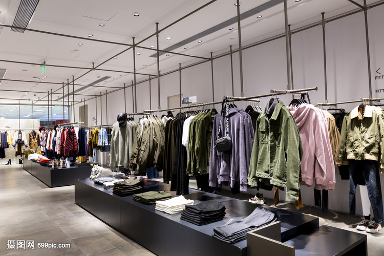 商場(chǎng)服裝店