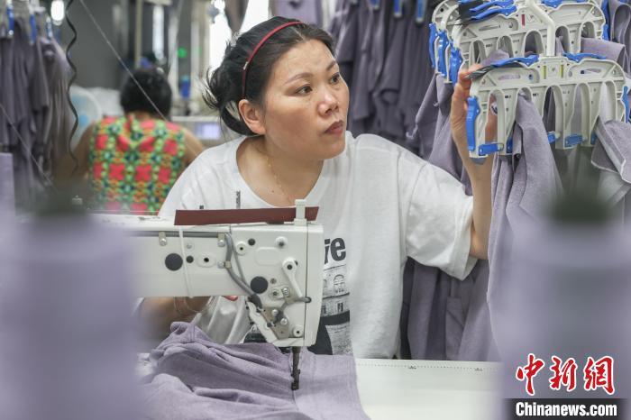江西南昌:針織服裝企業(yè)趕制出口訂單忙