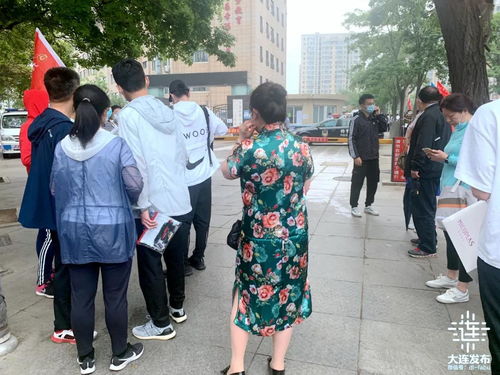 老師穿紅衣服,家長穿旗袍,手捧向日葵,大連這屆高考祈福氛圍濃