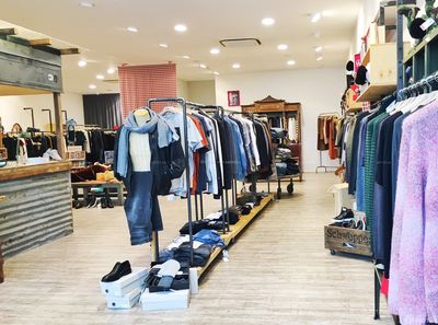 2016最新服裝店淺色木地板裝修效果圖片