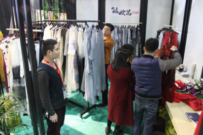 2017國(guó)際服裝博覽會(huì)開(kāi)展 銀基廣場(chǎng)舉辦專(zhuān)場(chǎng)推介會(huì)[組圖]-千龍網(wǎng)·中國(guó)首都網(wǎng)