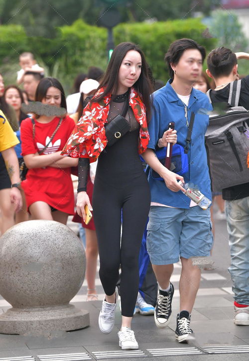 難駕馭的服飾非黑色連體衣褲莫屬,所以想要挑戰(zhàn)的女性都可以嘗試